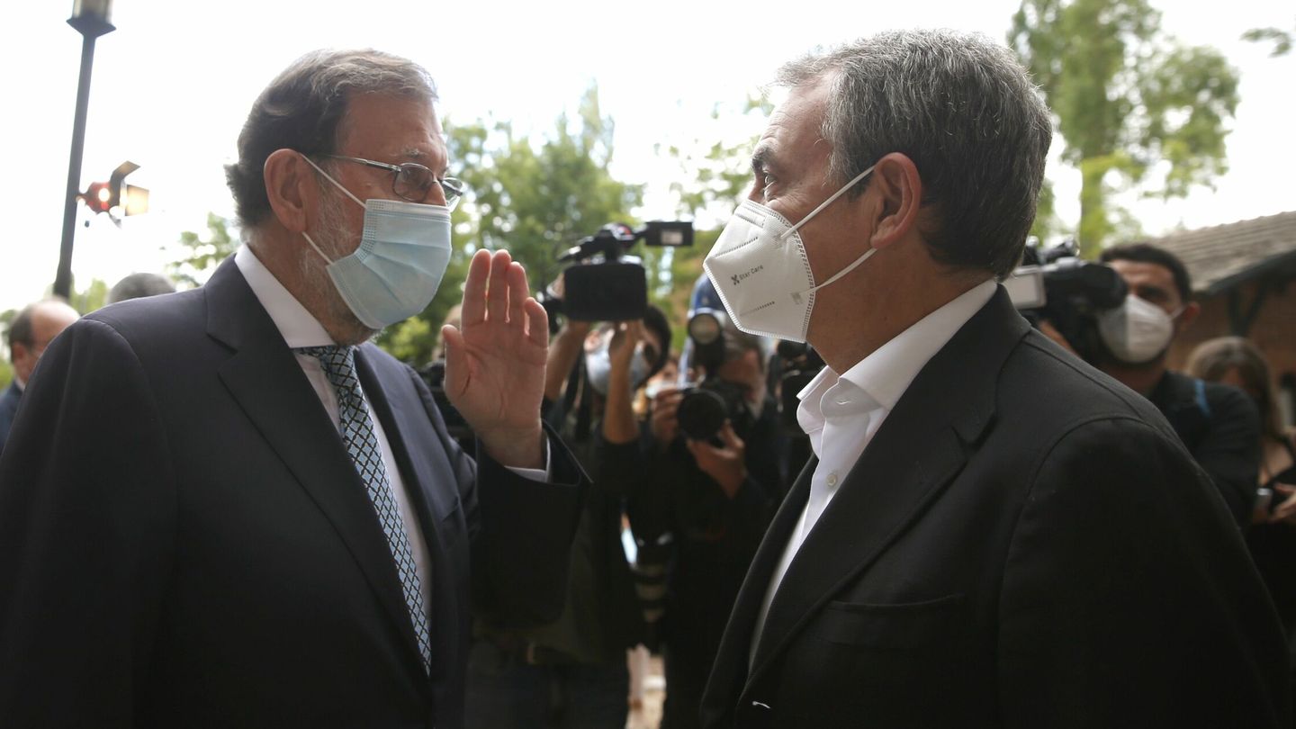 Los expresidentes del Gobierno Mariano Rajoy (i) y José Luis Rodríguez Zapatero. (EFE)