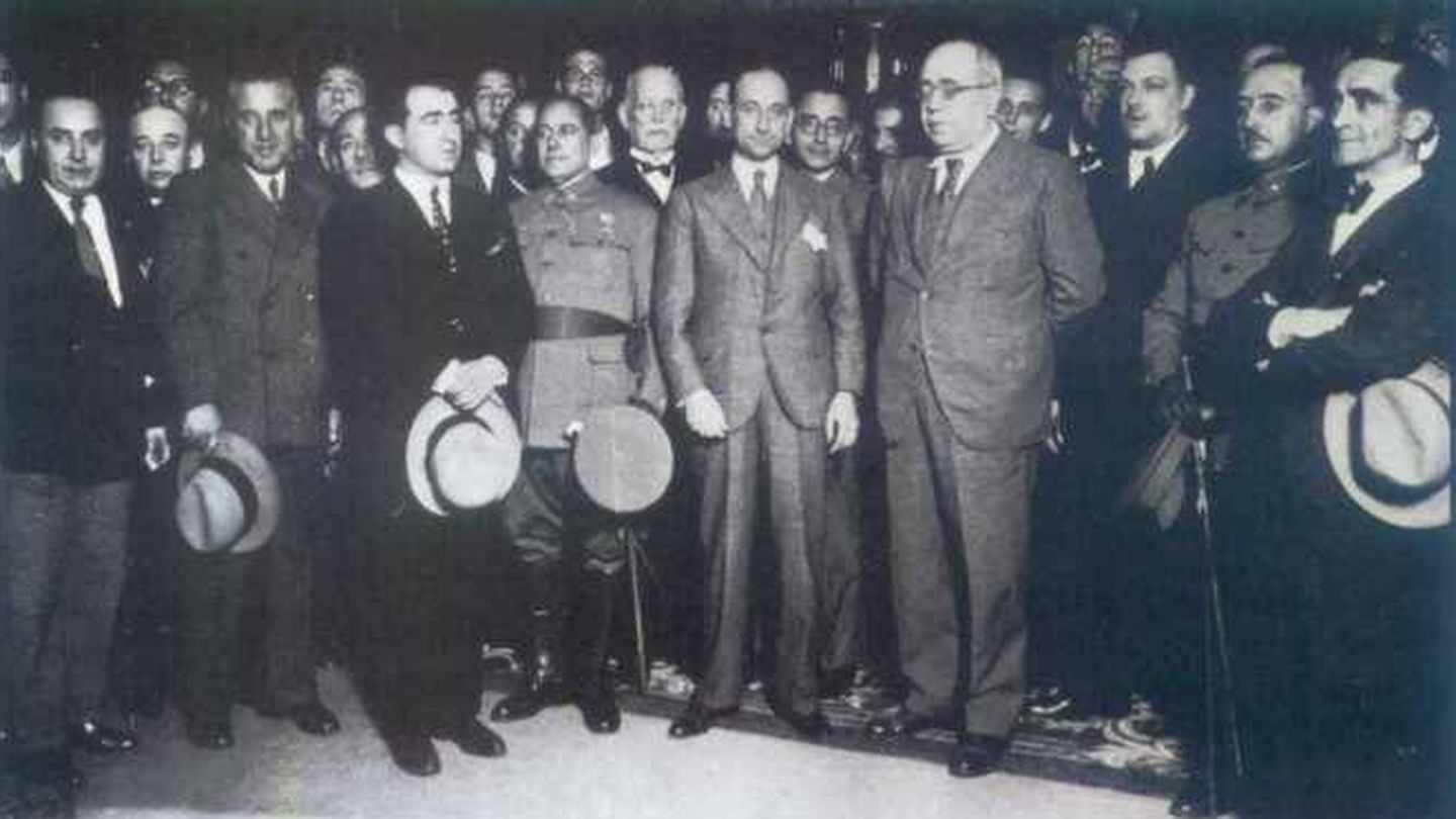 Casares Quiroga en el centro junto a Azaña, a la derecha de él, de uniforme, Franco. (Cedida)