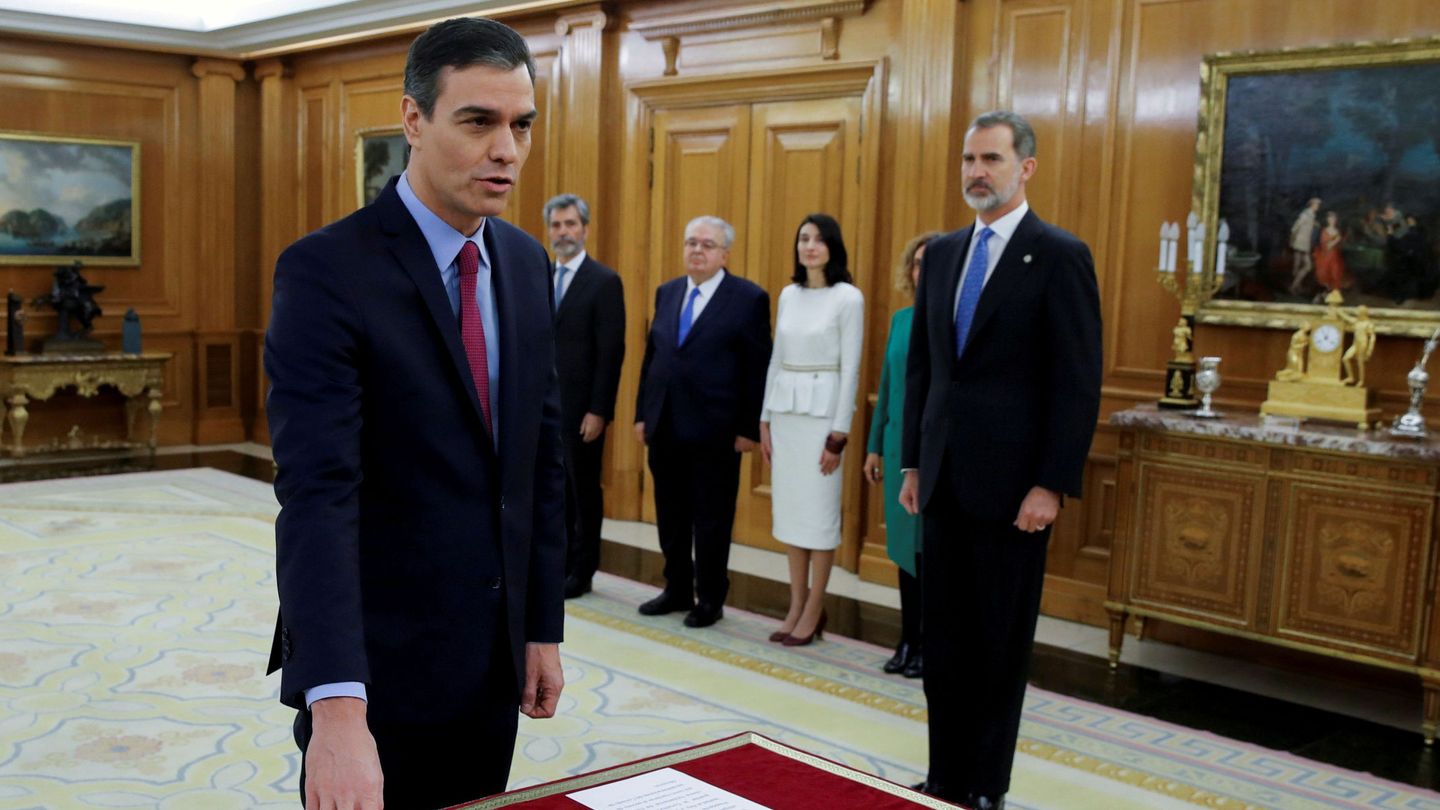 El presidente del Gobierno, Pedro Sánchez, mientras promete el cargo. (Reuters)
