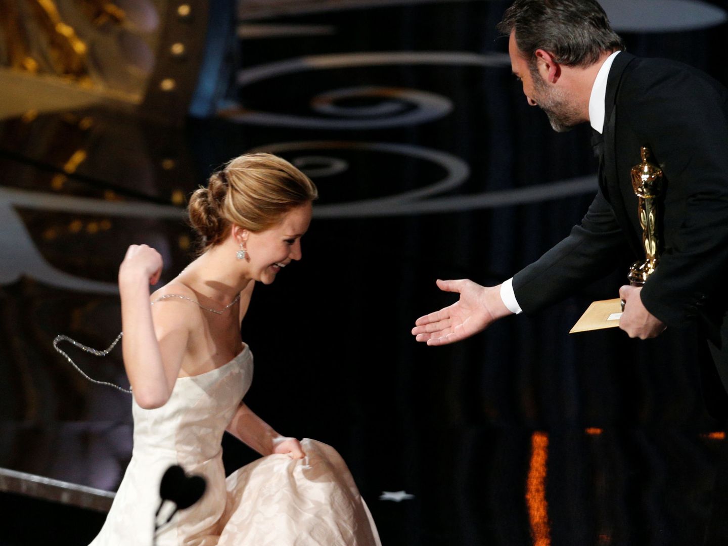 Jennifer Lawrence, recibiendo su Oscar. (Reuters)