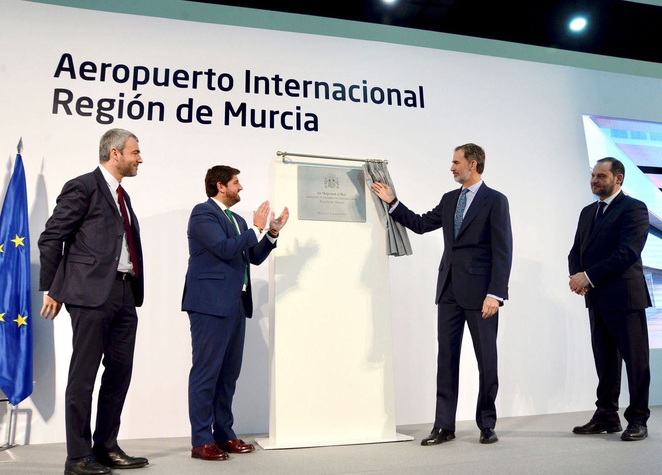 El Rey descubre la placa de inauguración del aeropuerto de Murcia en 2019. (EFE)