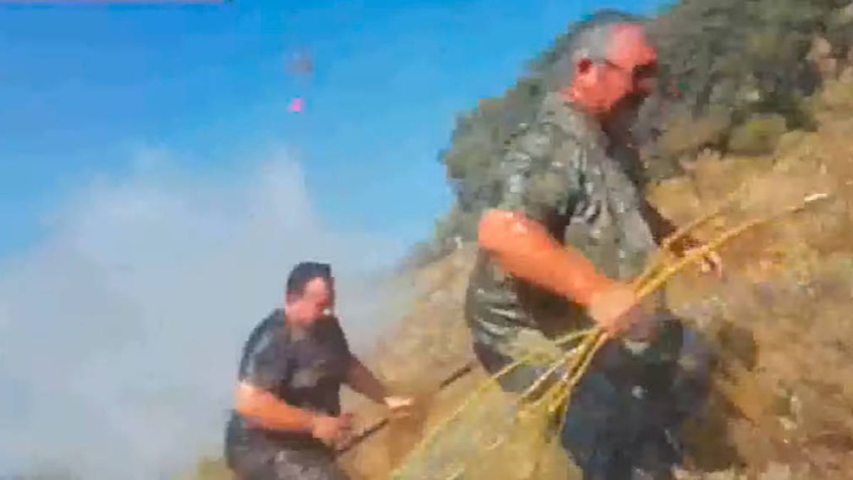 Un helicóptero antiincendios baña a 70 cazadores que luchaban contra el fuego