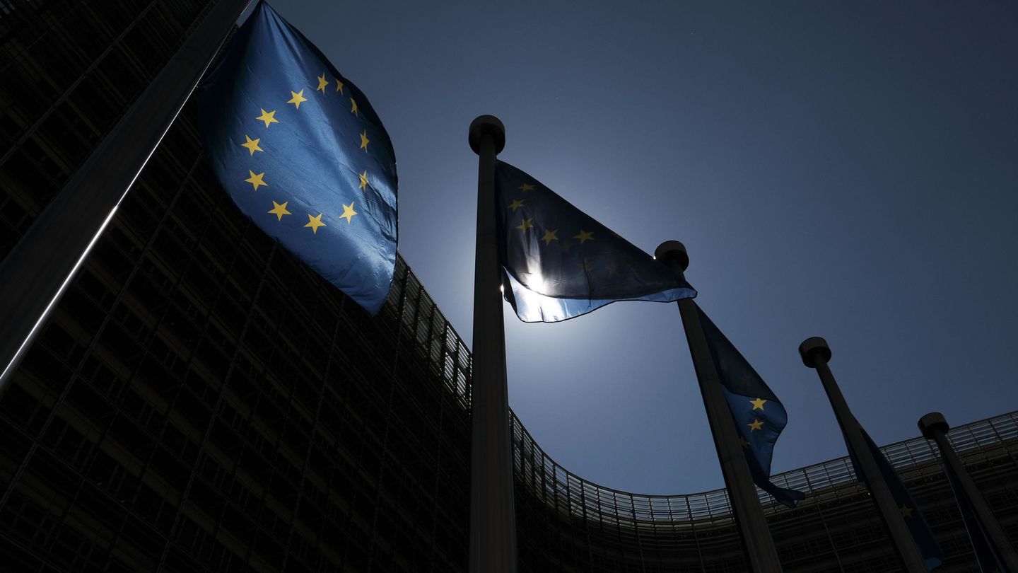 Banderas europeas frente a la sede de la Comisión Europea. (EFE)