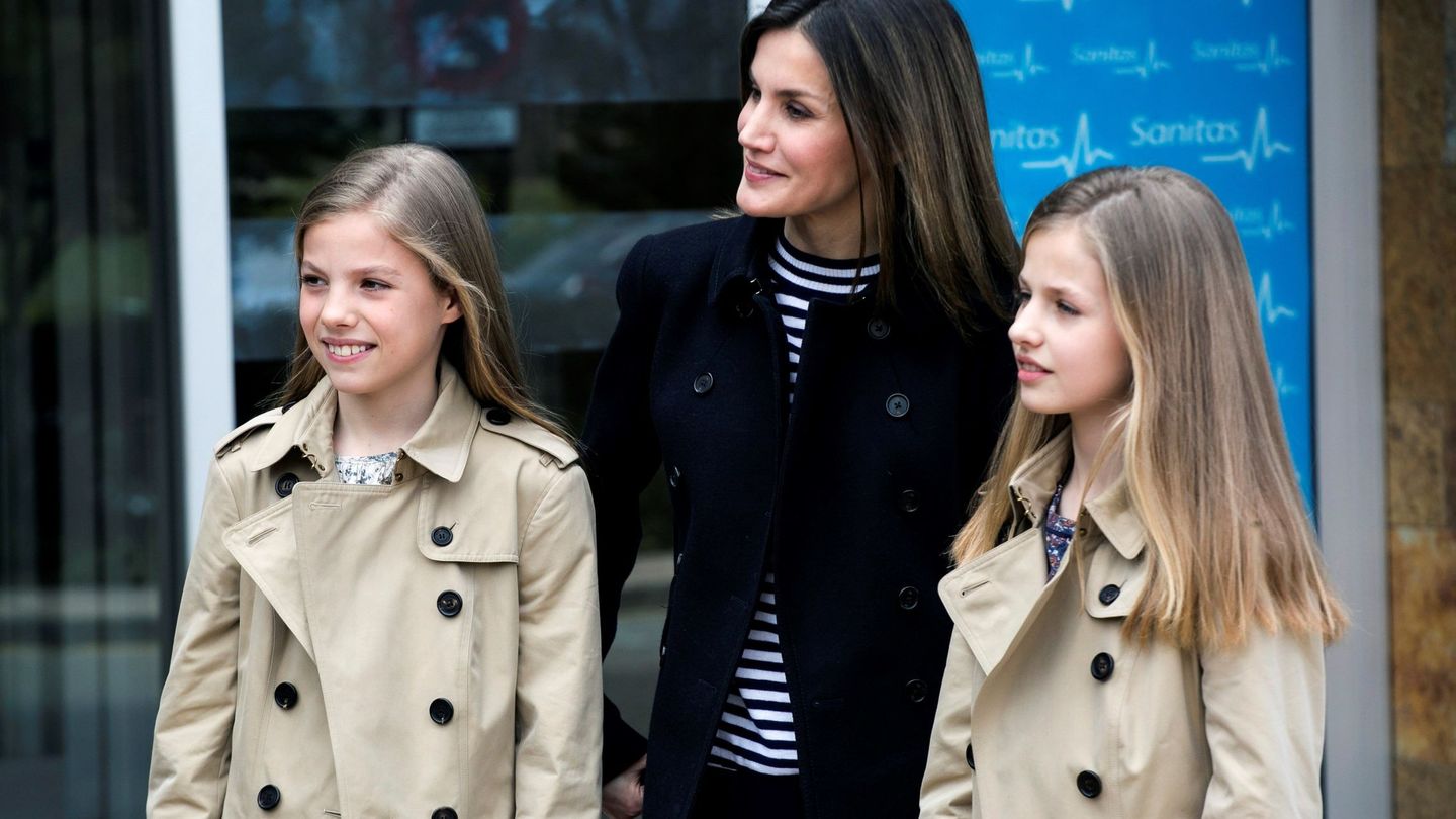 La reina Letizia y sus hijas, la princesa Leonor y la infanta Sofía, acudiendo a ver al rey Juan Carlos tras una operación. (EFE)