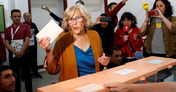 Foto: La alcaldesa de Madrid, Manuela Carmena, ejerciendo su derecho al voto en el IES Conde de Orgaz de Madrid. (EFE)