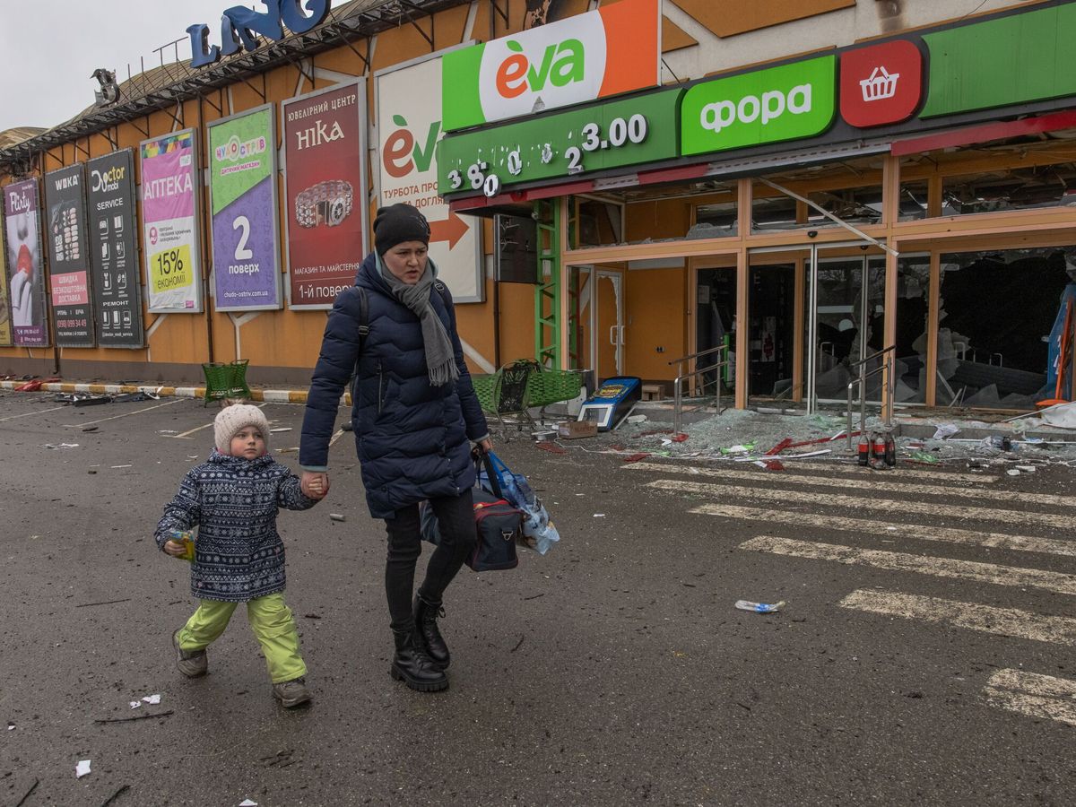 Foto: Una mujer con su hijo en Bucha. (EFE/EPA/Roman Pilipey)
