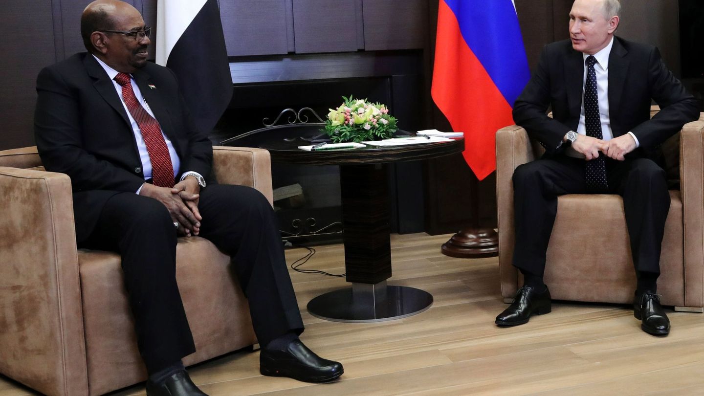 El presidente sudanés Omar Al Bashir con Putin en Sochi, el 23 de noviembre de 2018. (Reuters)