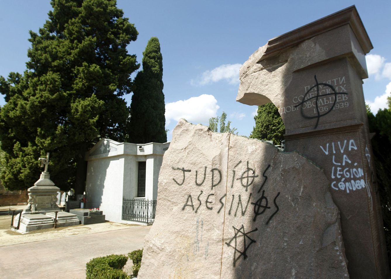 Pintadas antisemitas y esvásticas nazis en tumbas y monumentos a combatientes de la Guerra Civil en un cementerio de Madrid. (EFE)