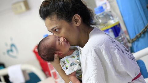 Una pareja de raza blanca da a luz a un bebé asiático tras un tratamiento
