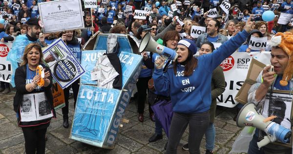 Foto: Manifestación en Santiago de Compostela de los sindicatos dos meses después de la huelga indefinida de la Justicia en Galicia. (EFE)
