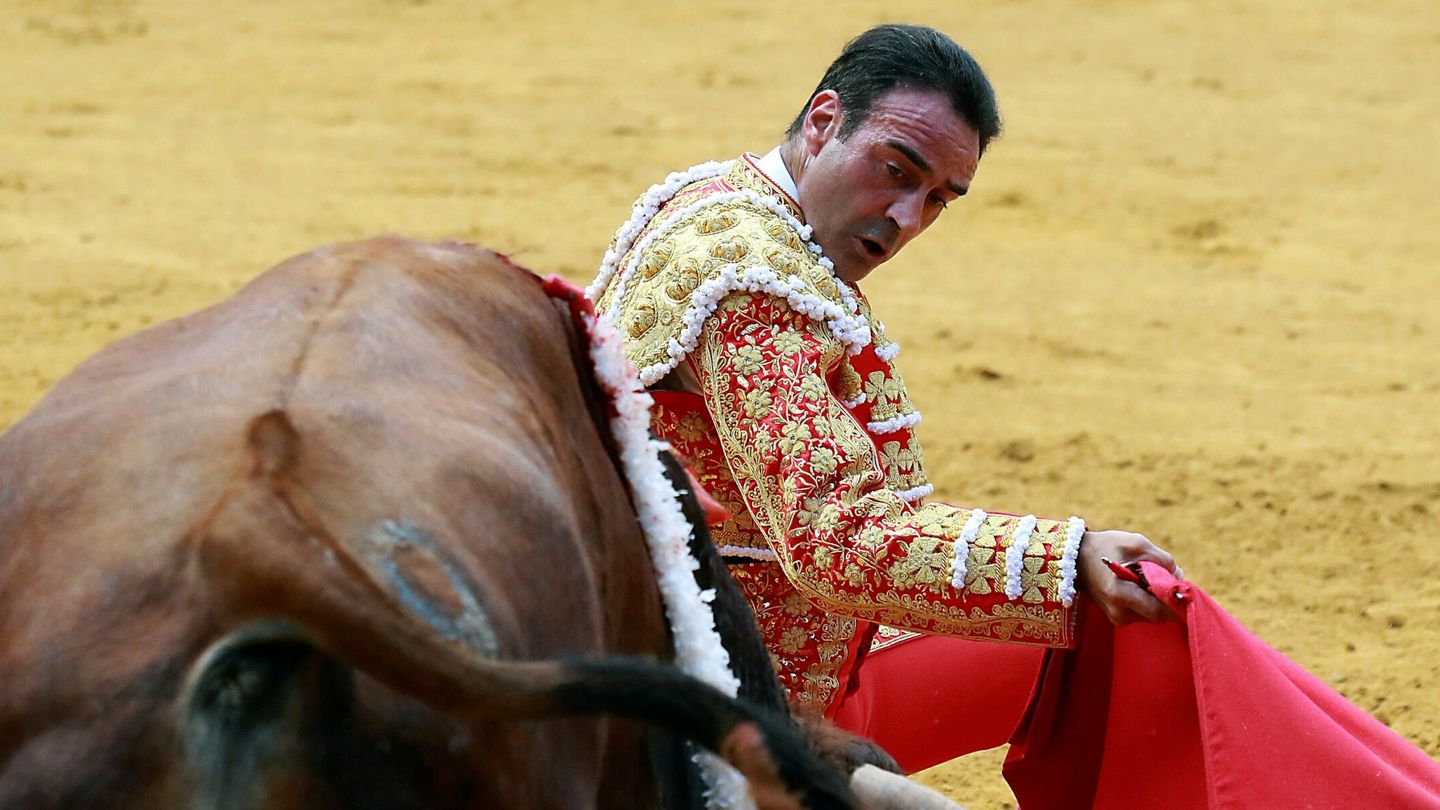 Ponce da un pase durante la feria taurina de la festividad del Corpus de Granada 2021. (EFE)