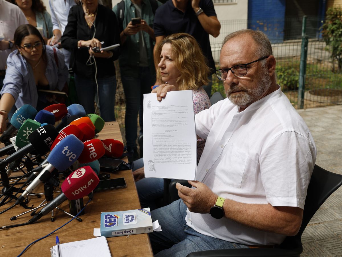 Foto: Antonio del Castillo y Eva Casanueva, con la sentencia de absolución del Cuco, en Sevilla. (EFE/Julio Muñoz)