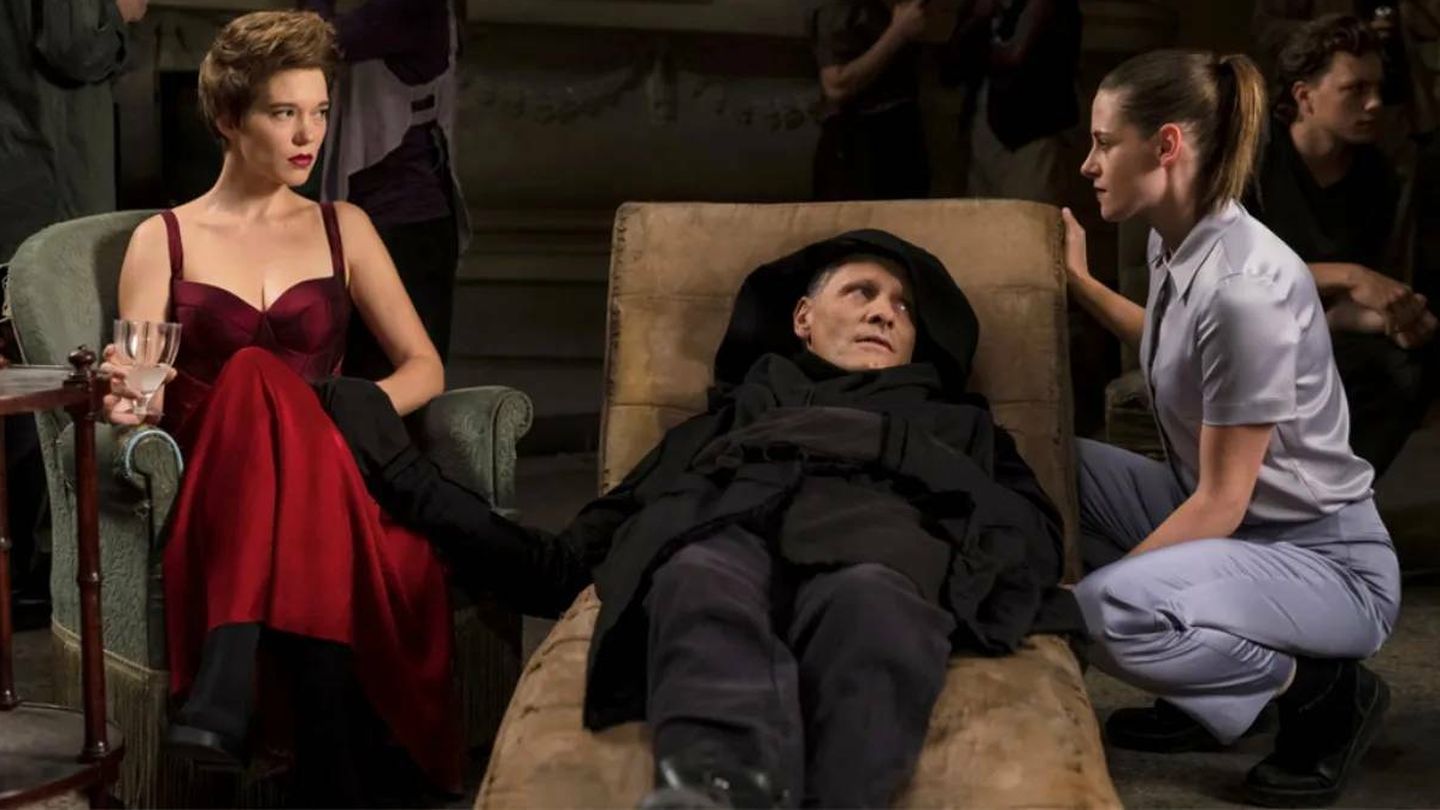 Léa Seydoux y Viggo Mortensen en 'Crimes of the Future', de David Cronenberg. (FC)
