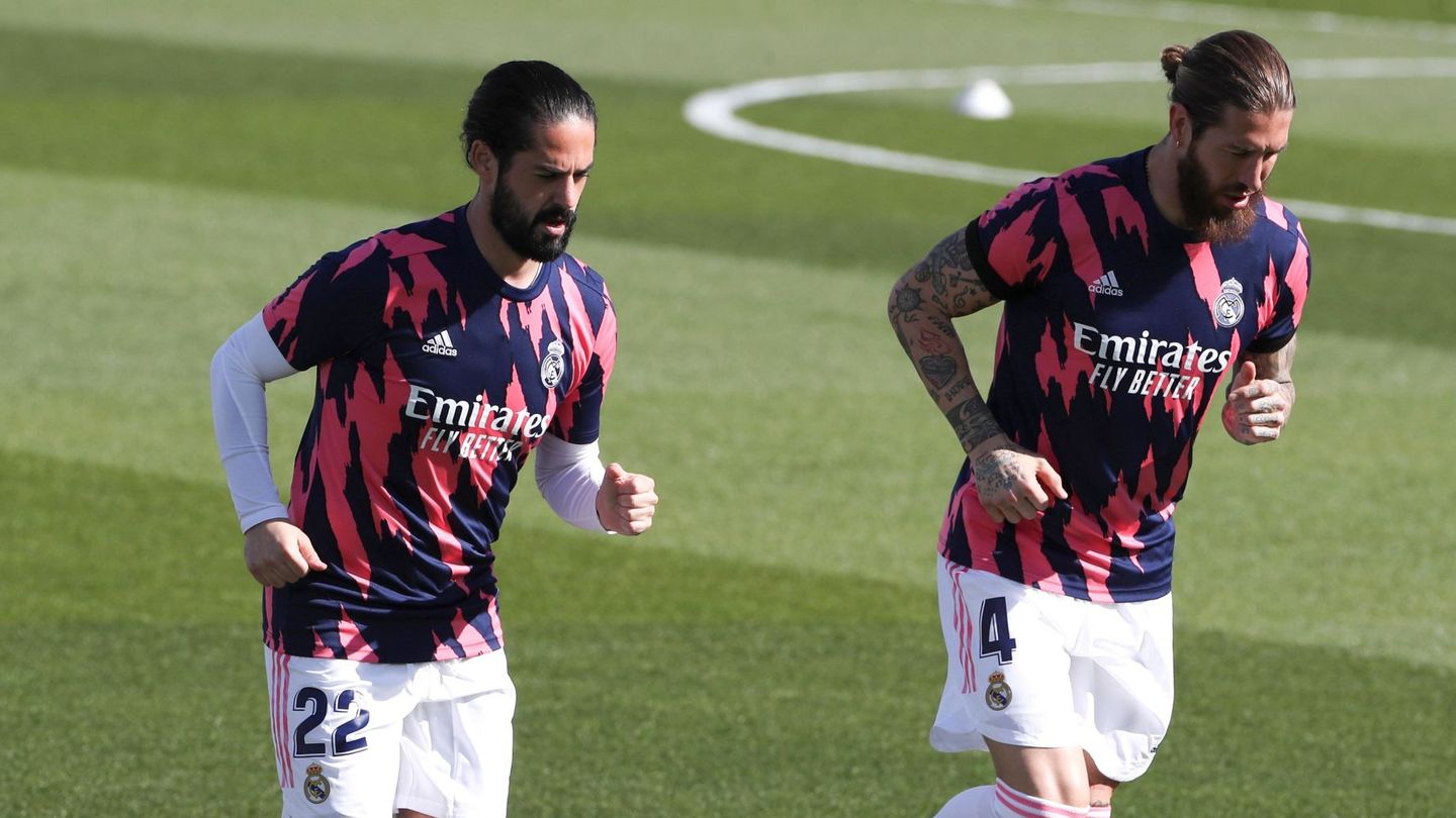 Sergio Ramos e Isco Alarcón calientan antes de un partido de la última Liga. (EFE)