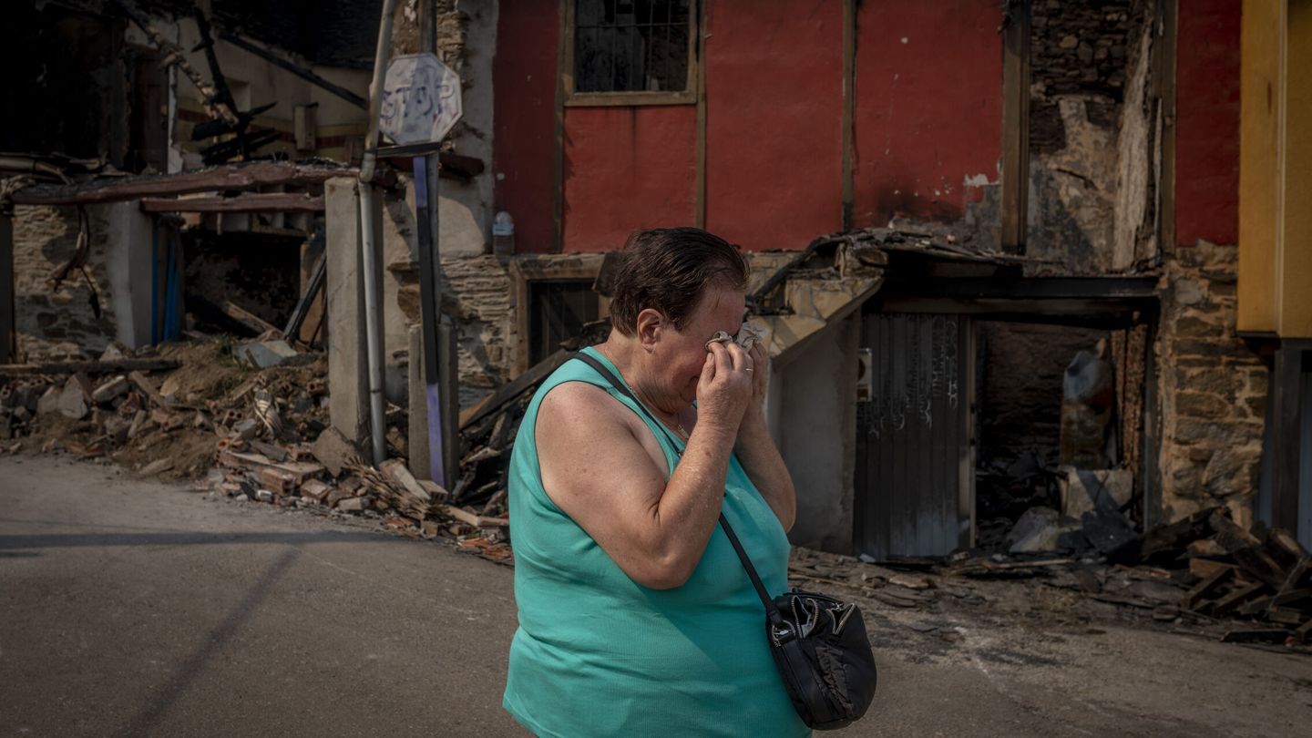 Una mujer llora al ver su casa destrozada por un incendio en Galicia. (EFE/Brais Lorenzo)