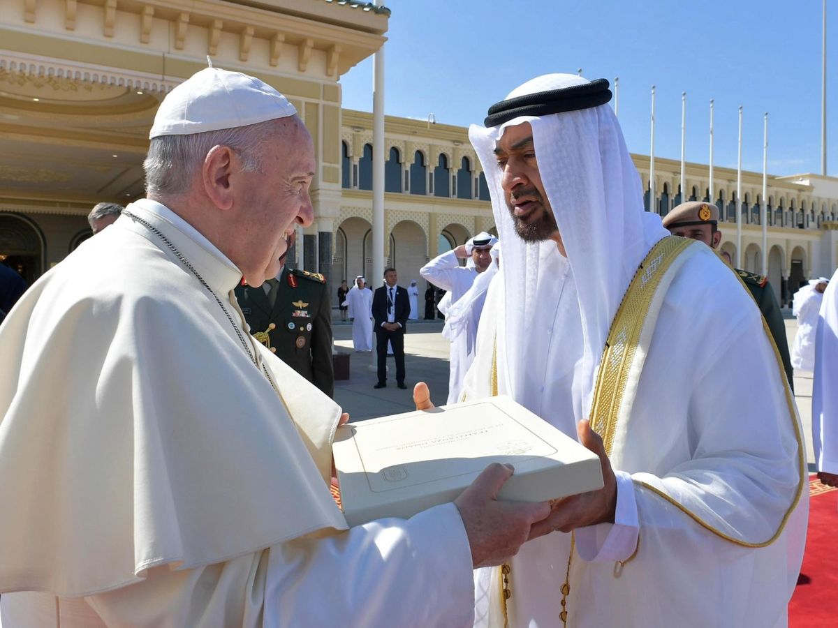 Foto: El papa Francisco con el príncipe heredero de  Abu Dabi, Mohammed bin Zayed al Nahyan, durante su visita a EAU en 2019. (EFE/Prensa del Vaticano)