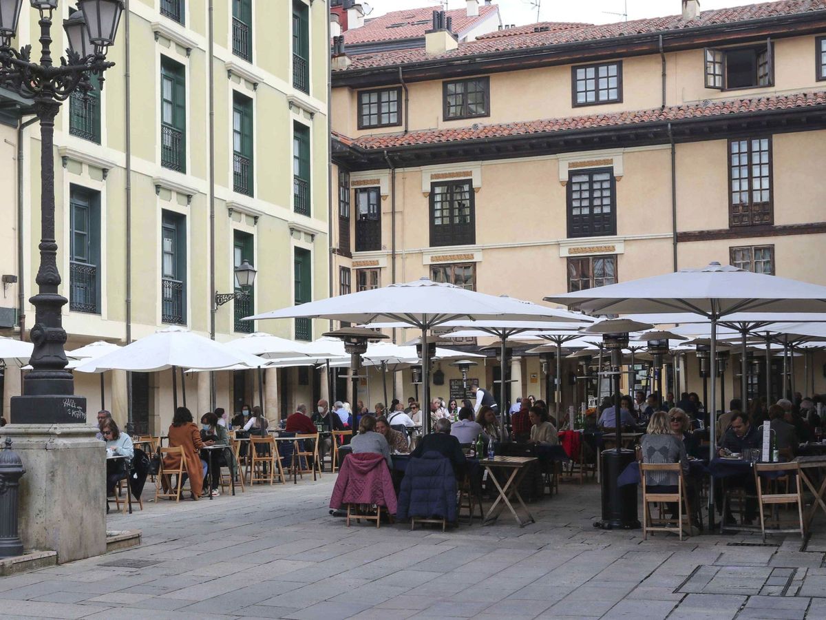 Foto: Asturias autoriza terrazas hasta las 23 horas y reabre hoteles y centros ocio