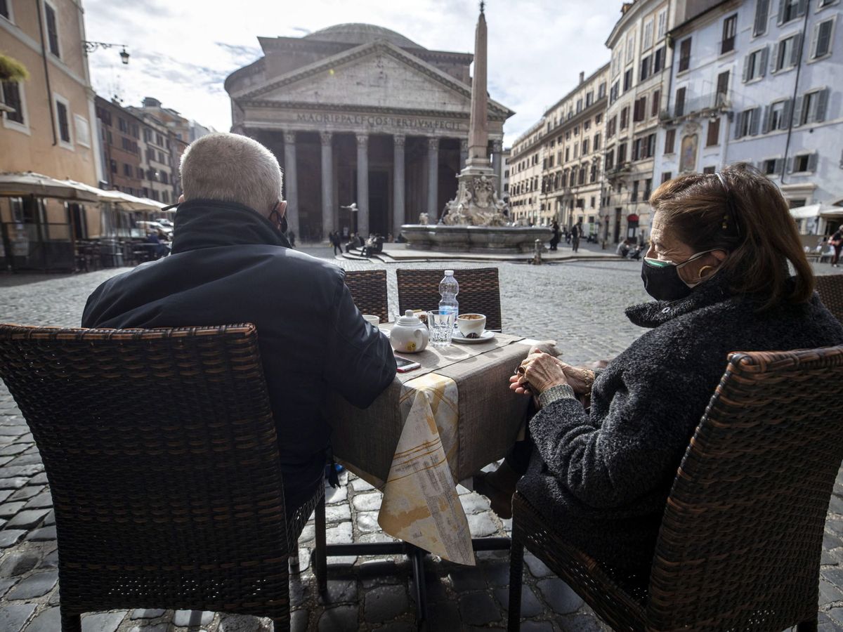 Foto: Desayuno frente al Panteón, en Roma. (EFE)