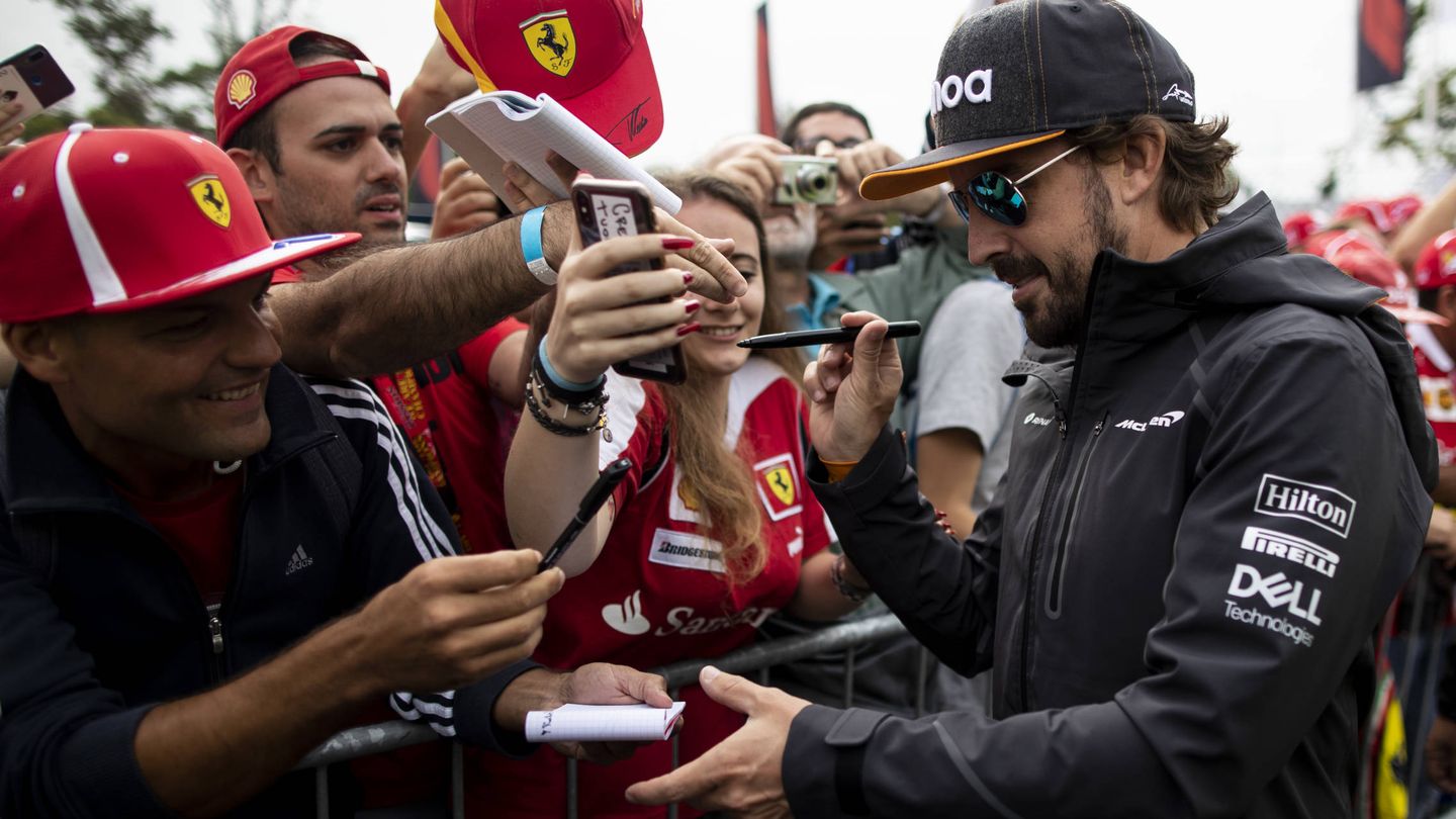 Alonso, firmando autógrafos en Italia. (Getty)