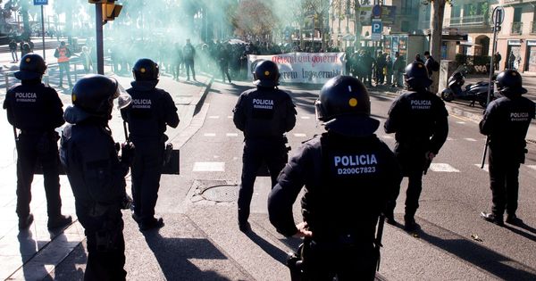 Foto: Enfrentamientos entre Policía y CDR en Barcelona. (EFE)