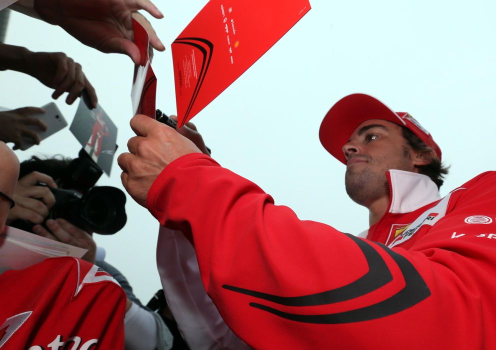 Foto: Fernando Alonso firmando autógrafos en China.