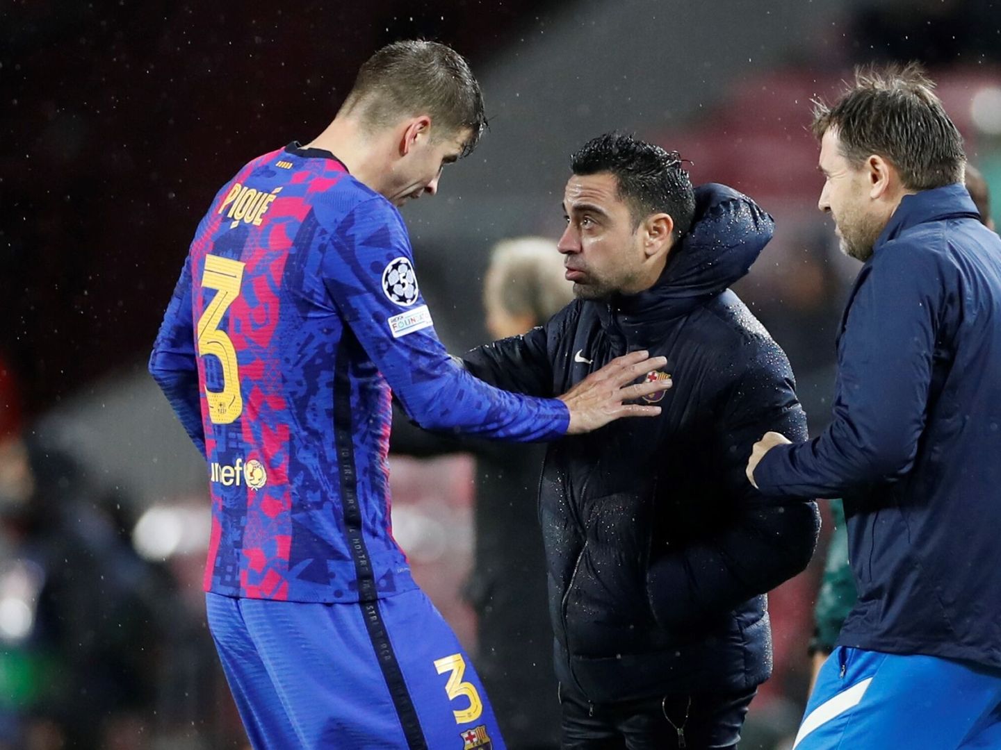 Xavi habla con Piqué en un partido del Barcelona