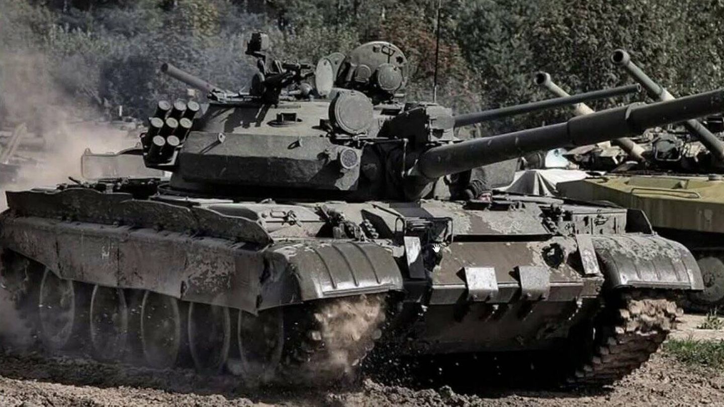 Rusia obligada a desempolvar reliquias, como el carro de combate T-62M. (Defense News)