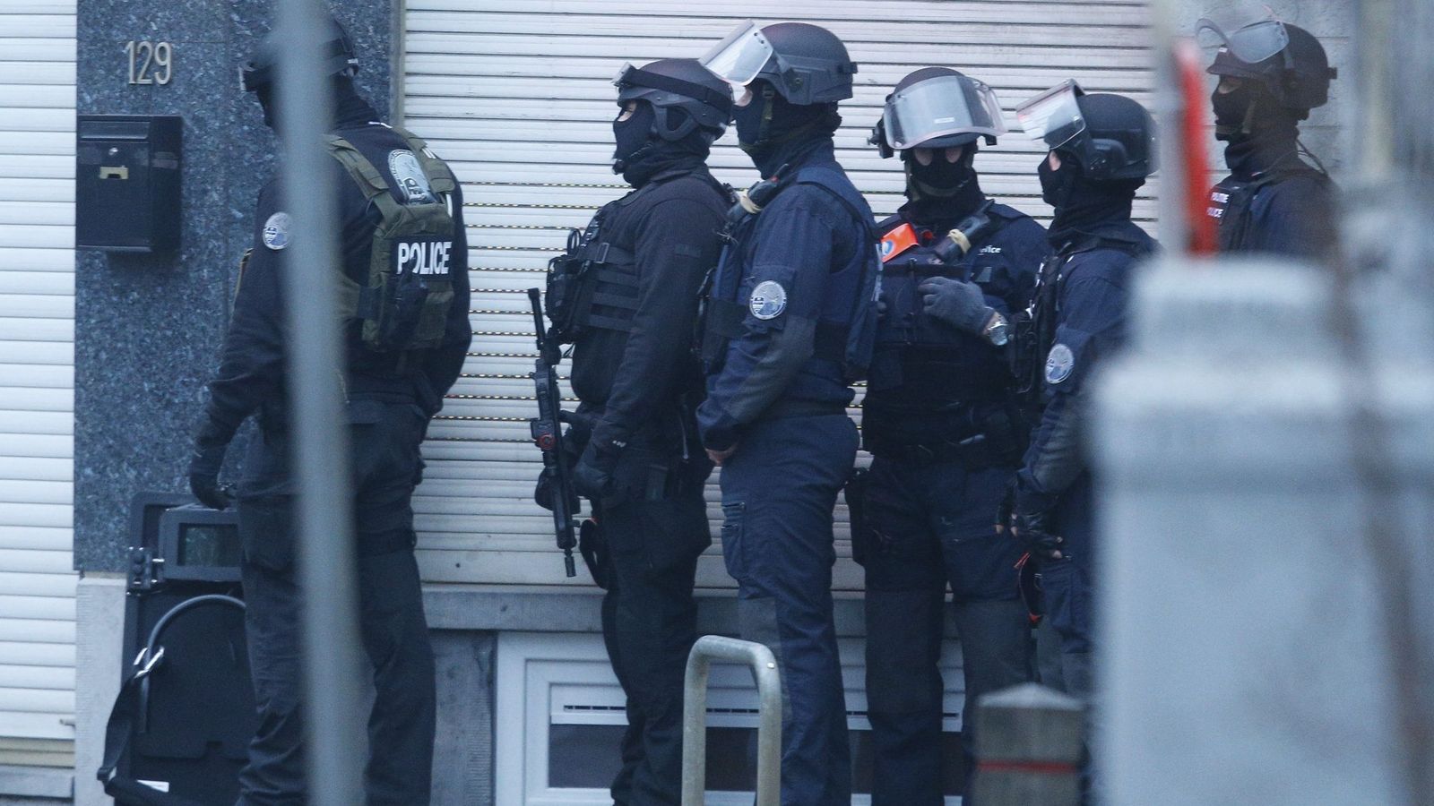 Foto: Agentes de seguridad toma posiciones este martes durante una operación policial en Bruselas, Bélgica. (Efe) 
