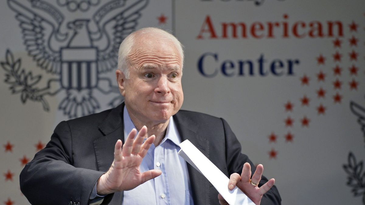 McCain juega al póker con el móvil mientras el Senado decide si atacar Siria