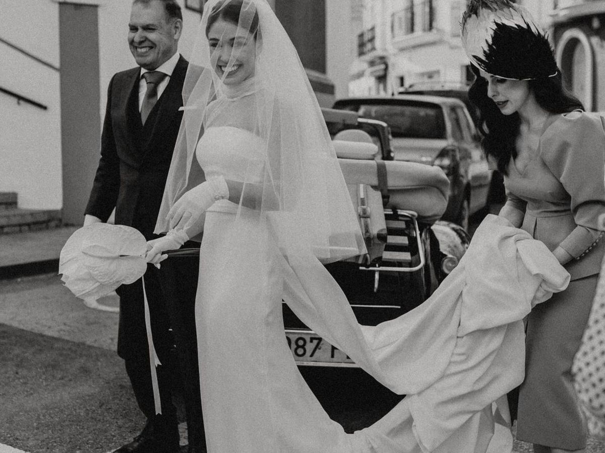 Vestido minimal, velo corto y guantes, el look de novia viral que reúne  todas las tendencias