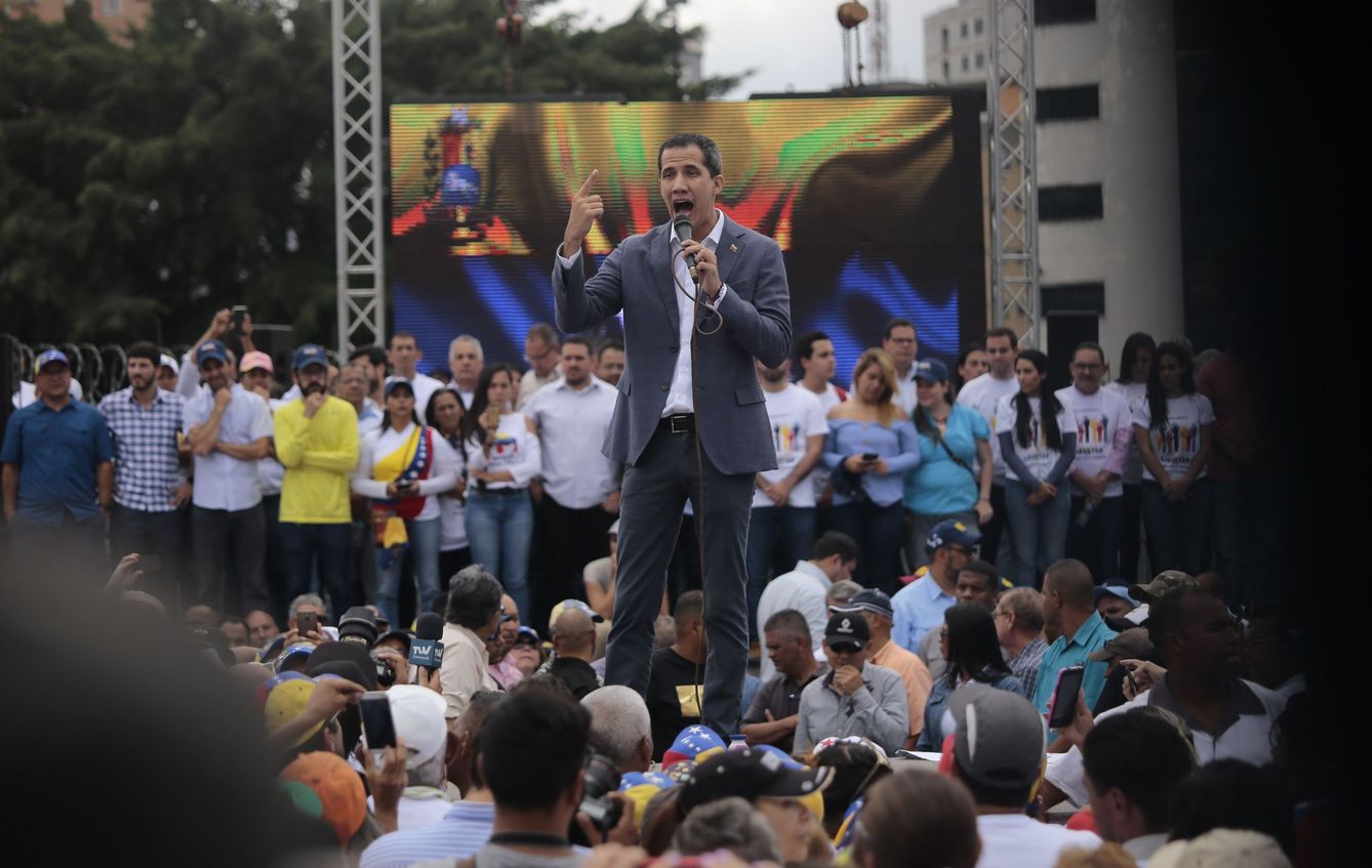 El presidente de la Asamblea Nacional de Venezuela, Juan Guaidó, asiste a un acto de juramentación de comités de ayuda y libertad, en la Plaza Brión de Chacaito, en Caracas. (EFE)