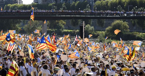 Foto: Manifestación que, bajo el lema 'A punt' (A punto), organizaron las entidades independentistas Asamblea Nacional Catalana (ANC) y Òmnium Cultural. (EFE)