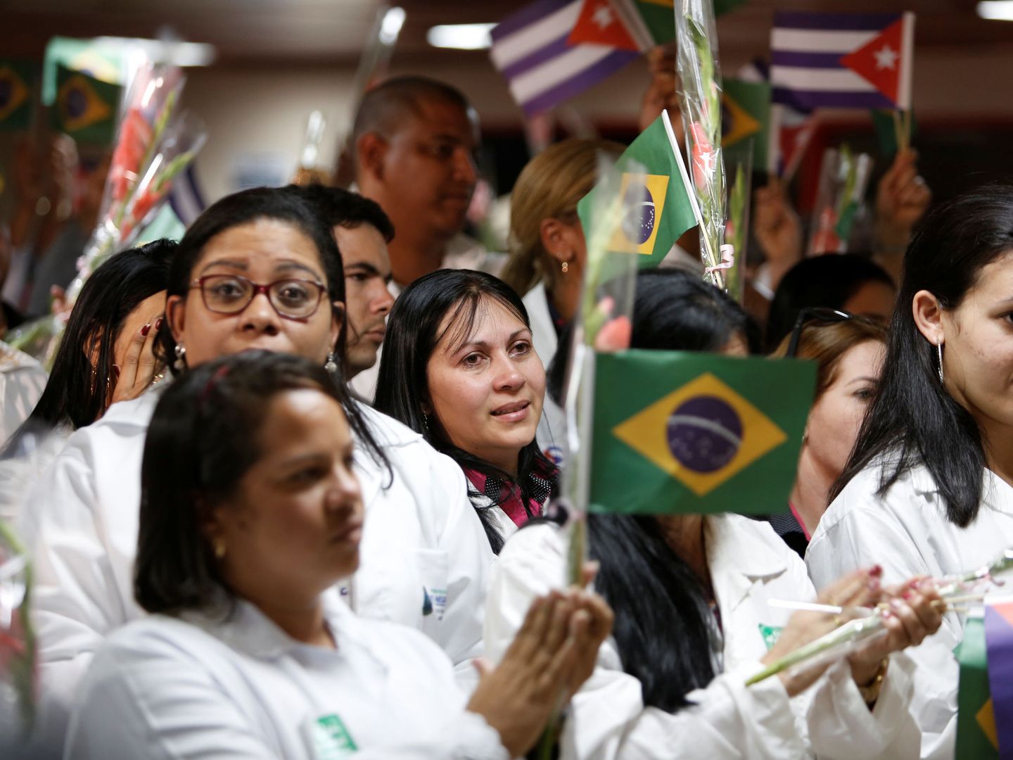 Médicos cubanos reciben a sus compañeros repatriados desde Brasil en el Aeropuerto Internacional José Martí en La Habana, el 23 de noviembre de 2018. (Reuters)
