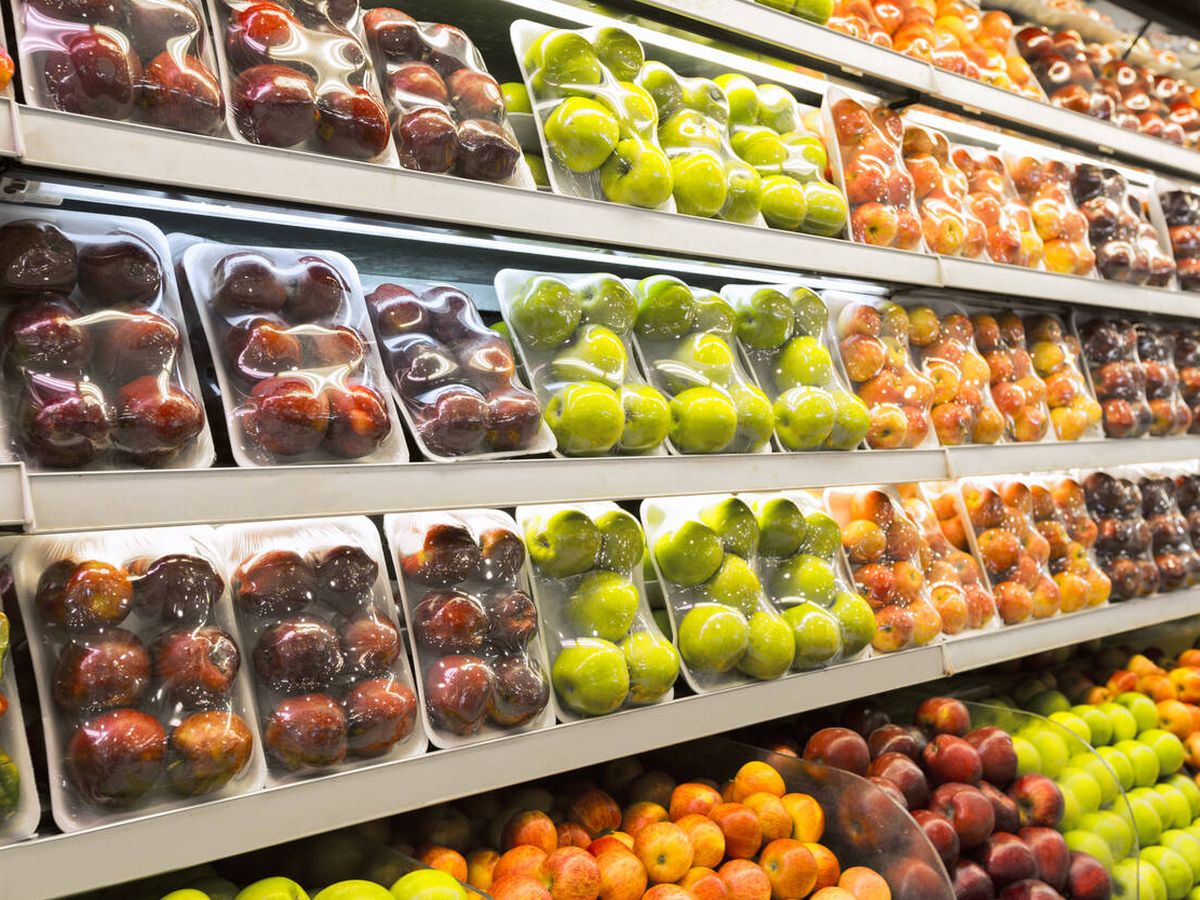 Foto: Frutas y verduras envasadas con plástico en un supermercado. (iStock)