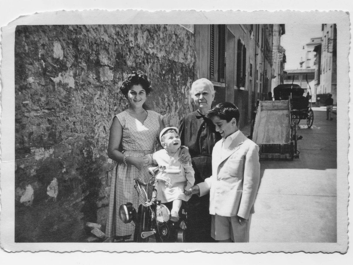 Foto: Abuela con nietos en 1952 en la Toscana. (iStock)
