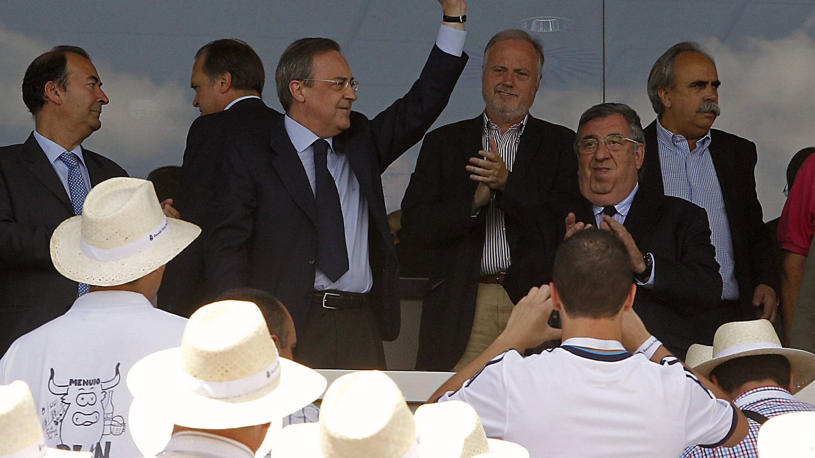 Foto: Florentino Pérez, presidente del Real Madrid, saluda a los aficionados en Valdebebas. (EFE)
