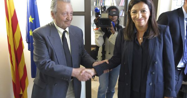 Foto: Martí Anglada cuando era delegado en París, junto a la alcaldesa de la ciudad, Anne Hidalgo. (EFE)