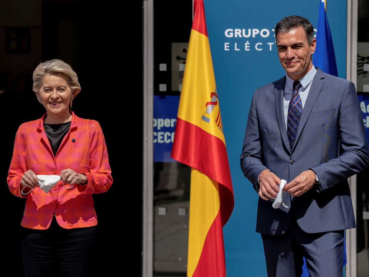 Foto: La presidenta de la Comisión Europea, Ursula von der Leyen, junto al presidente del Gobierno, Pedro Sánchez. (Reuters)