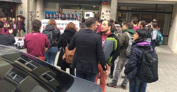 Foto: El momento en el que varios miembros de Arran intentan entrar en la sede. (EFE)