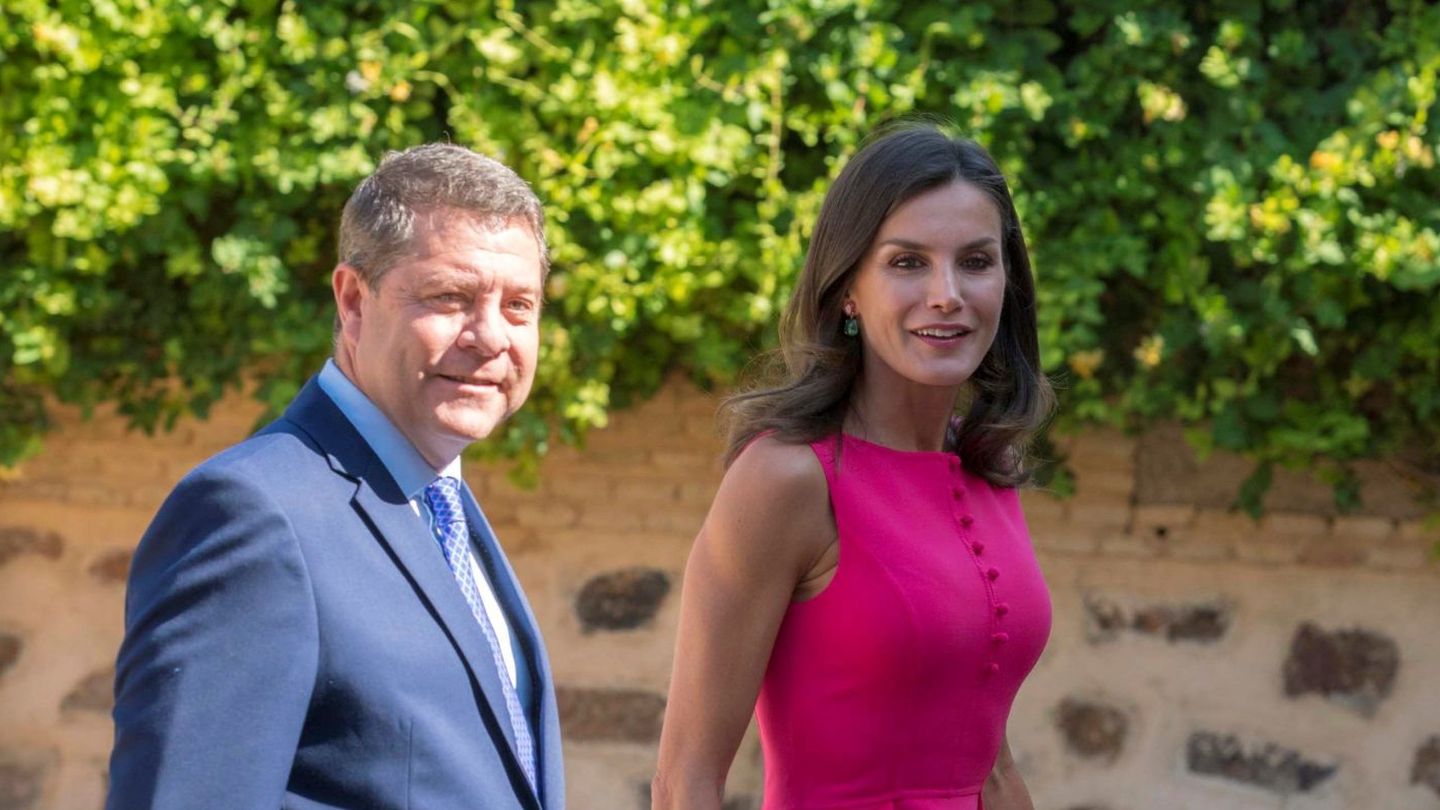 La reina Letizia, junto al presidente de Castilla-La Mancha, Emiliano García-Page. (EFE)