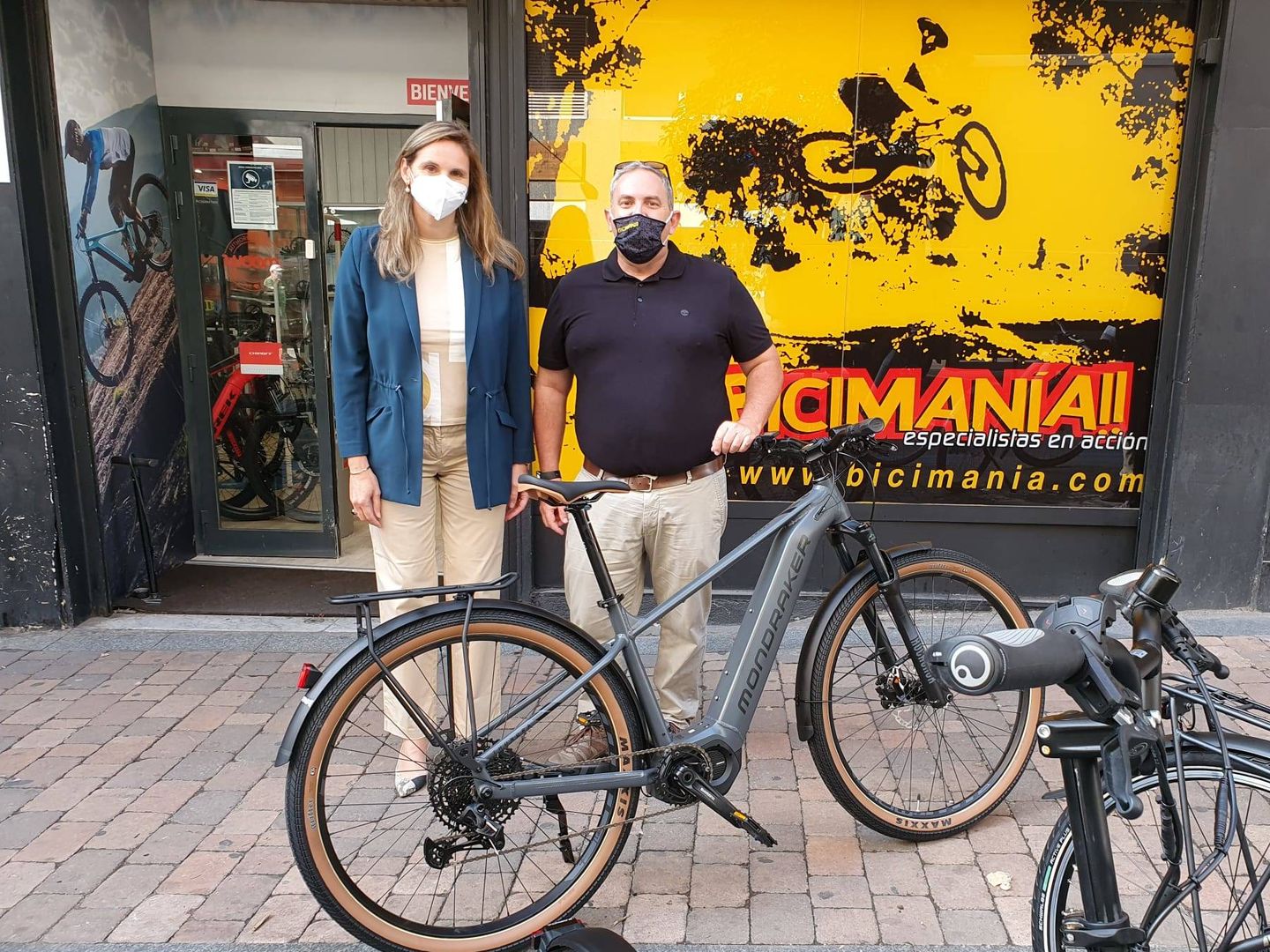 La consejera de Medio Ambiente, Paloma Martín, junto a Juan Ochoa, responsable del informe técnico de las ayudas. El plan se presentó en una tienda de bicicletas como apoyo al comercio de proximidad.