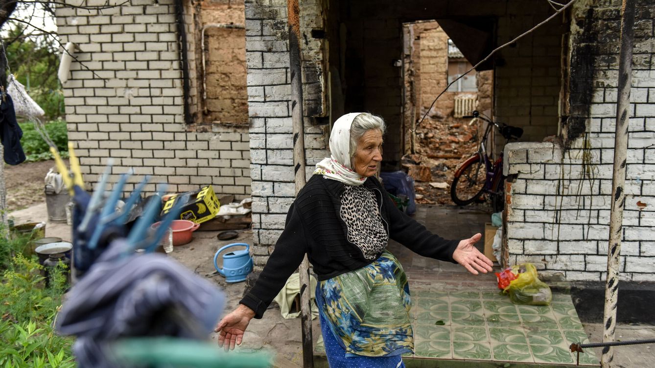 Foto: Una anciana recorre los restos de su casa destruida en Chernígov. (EFE/EPA/Oleg Petrasyuk)