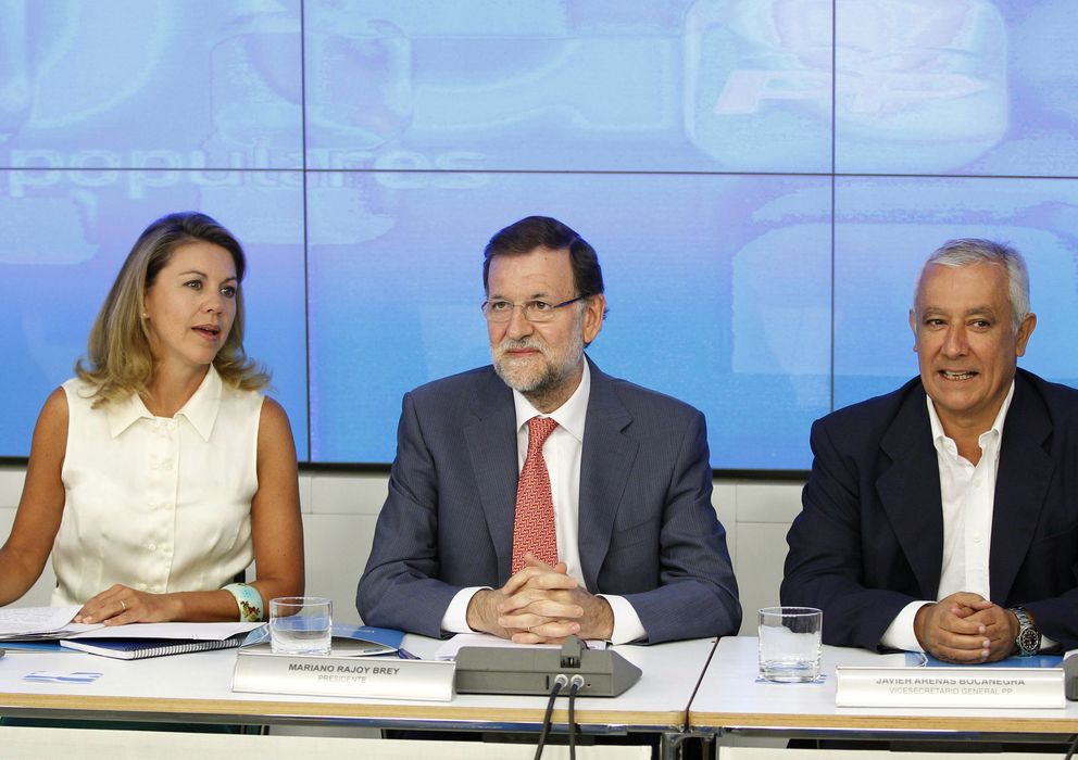 Foto: El líder del PP, Mariano Rajoy (c), junto a la secretaria general, María Dolores de Cospedal, y el vicesecretario Javier Arenas. (EFE)