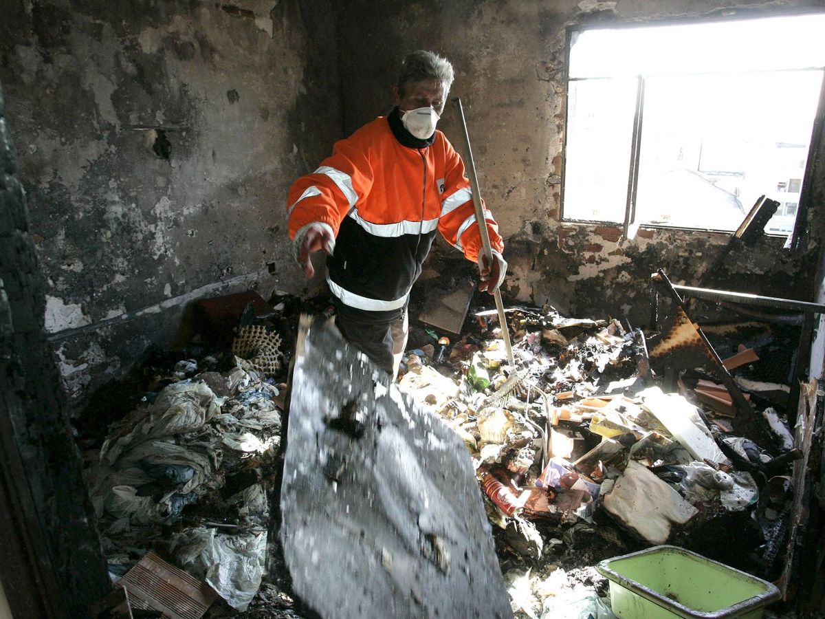 Foto: Imagen del incendio de una vivienda en la que su dueño acumulaba desperdicios. (EFE/RML)