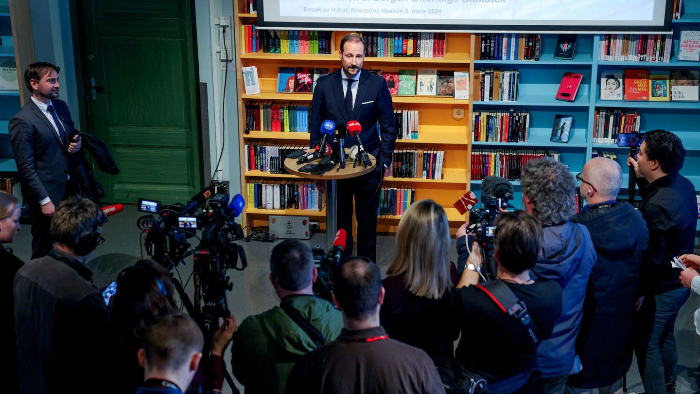 El príncipe Haakon, durante la rueda de prensa ofrecida en la biblioteca pública de Bergen. (EFE/Silje Katrine Robinson)