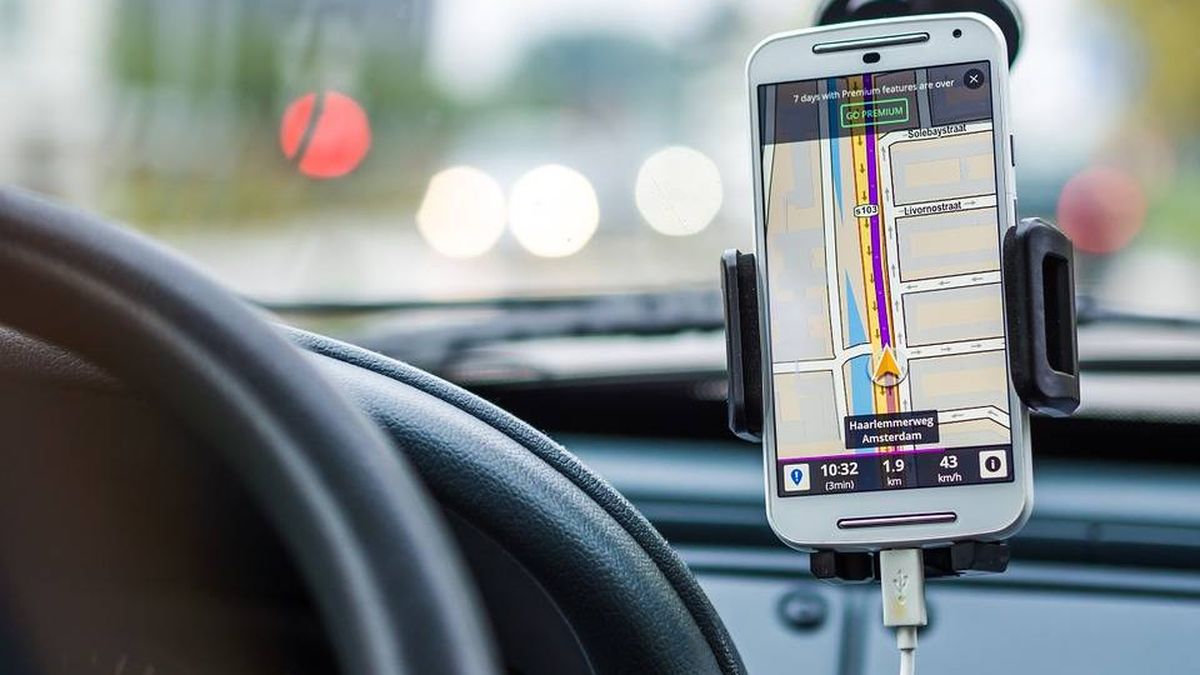 Los 'gadgets' imprescindibles (y baratos) que debes llevar en el coche en tu próximo viaje