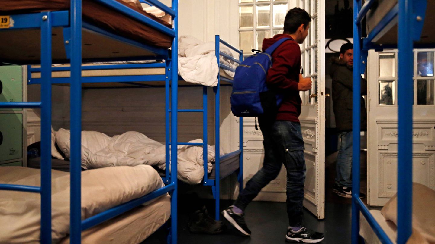 Un adolescente sale de su habitación en un refugio para menores en Saint Omer. (Reuters)