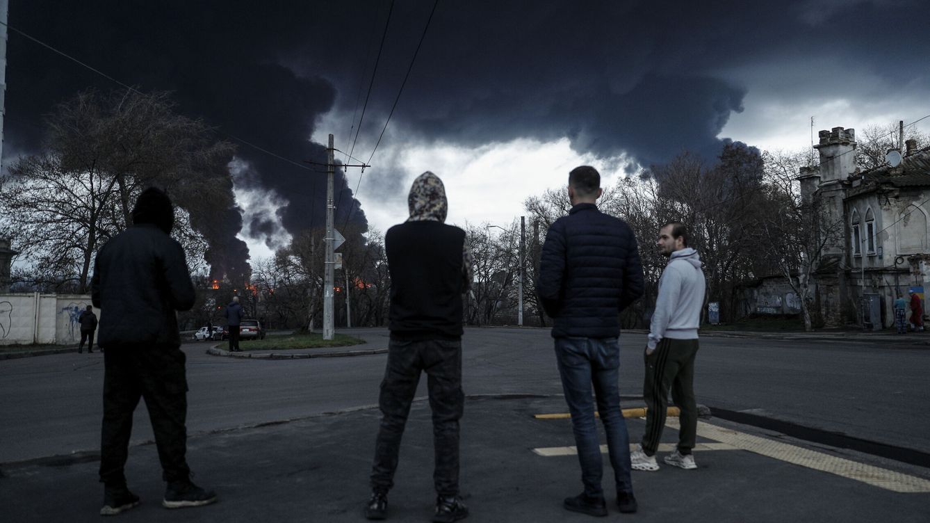 Foto: Columnas de humo tras un ataque aéreo a una refinería en Odesa. (EFE/Manuel Bruque)