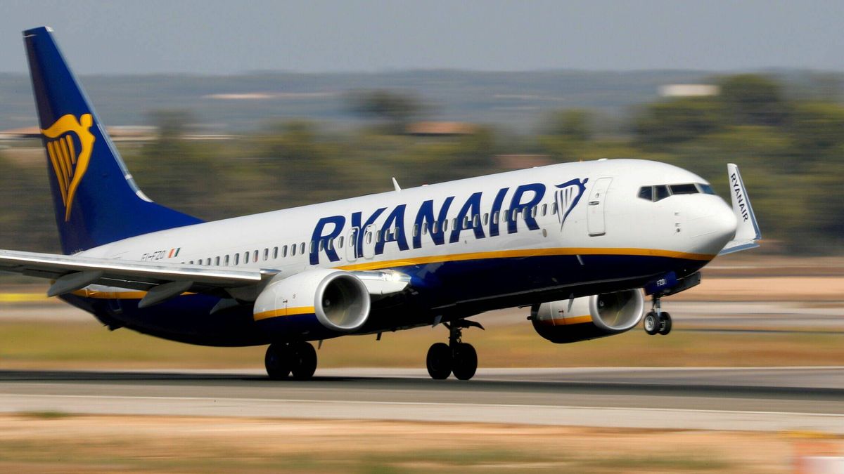 Un azafato de Ryanair no se corta y dice esto sobre volar con ellos: nuevo empleado de mes