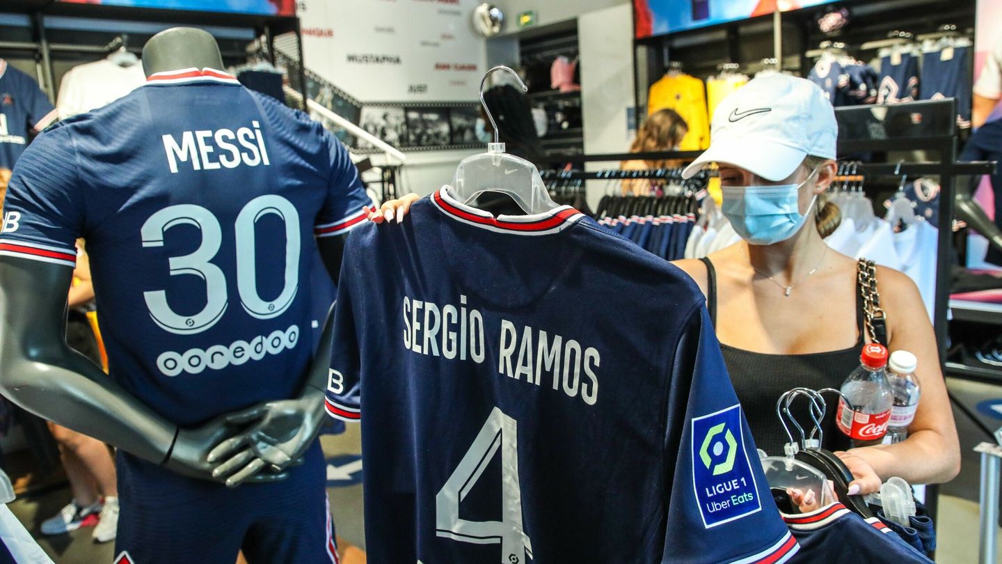 Las camisetas de Messi y Ramos del PSG. (EFE)